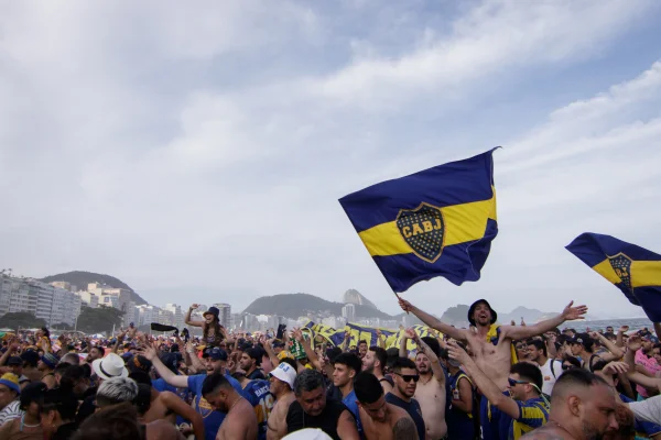Torcida do Boca Juniors invade praias do RJ antes de jogo contra o Vasco