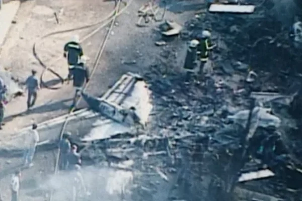 Imagem colorida de destroços de avião fokker-100 que caiu e matou 99 pessoas, em 1996. Era Voo 402 da TAM - Metrópoles