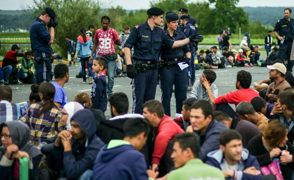 Milhares na Alemanha protestam contra e a favor de migrantes