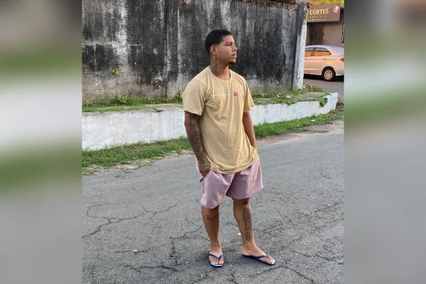 Imagem colorida mostra jovem que morreu apedrejado - Metrópoles