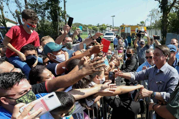 Bolsonaro aparece sem máscara e provoca aglomeração no interior de SP