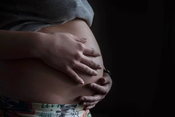 Mulheres negociam barriga de aluguel em grupos de Facebook e WhatsApp