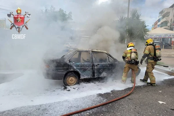 Carro incendiado e bombeiros - Metrópoles