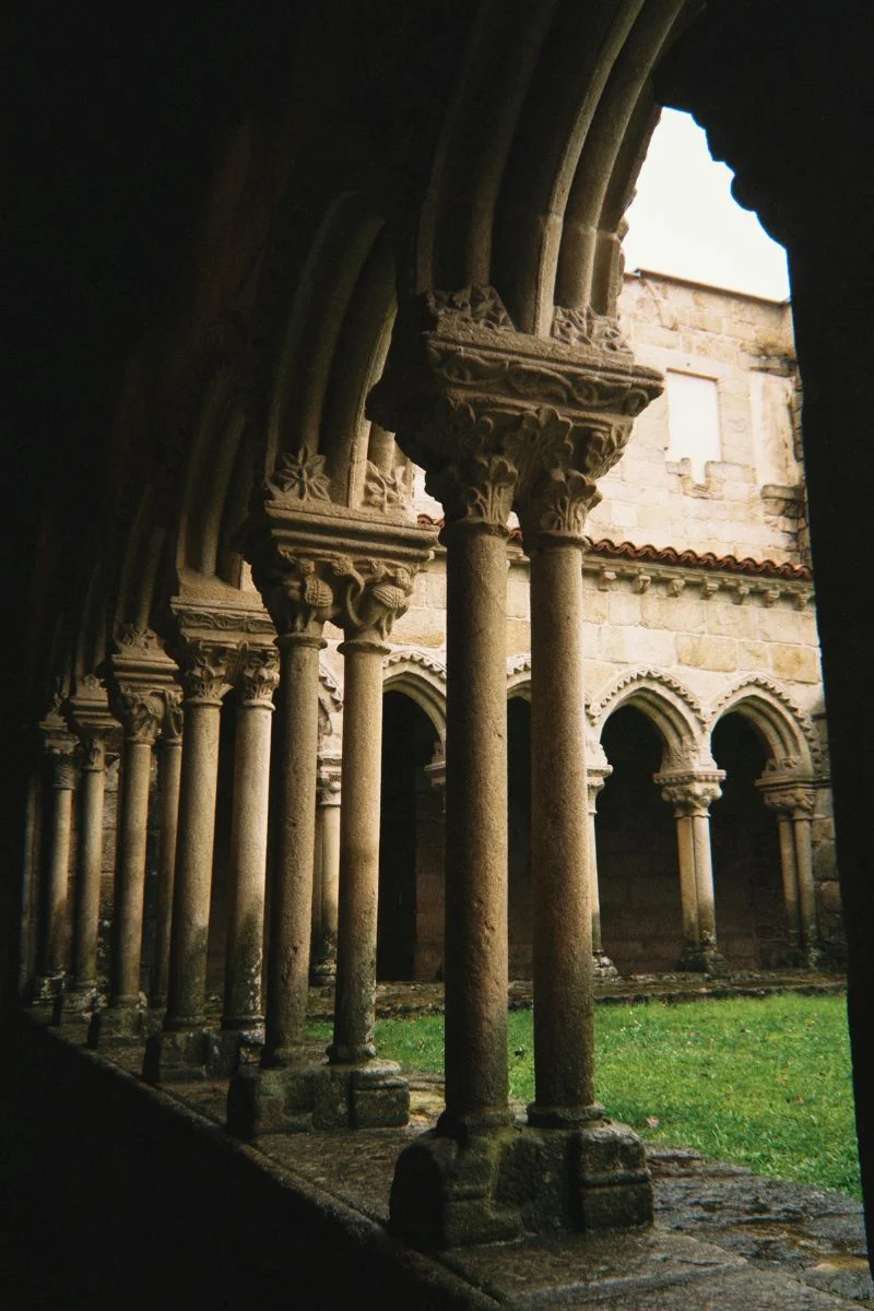 Claustro do Convento de São Francisco, localizado na cidade de Ourense, na Galiza, Espanha Claustro do Convento de São Francisco, localizado na cidade de Ourense, na Galiza, Espanha