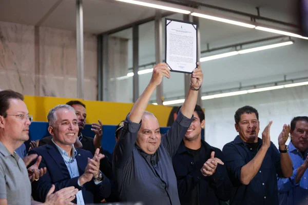 Ibaneis Rocha, governador do DF, entrega Rodoviária à Consórcio que vai gerir o terminal pelos próximos 20 anos - Metrópoles