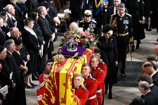 Anúncio da causa da morte de Elizabeth II expõe tretas da família real