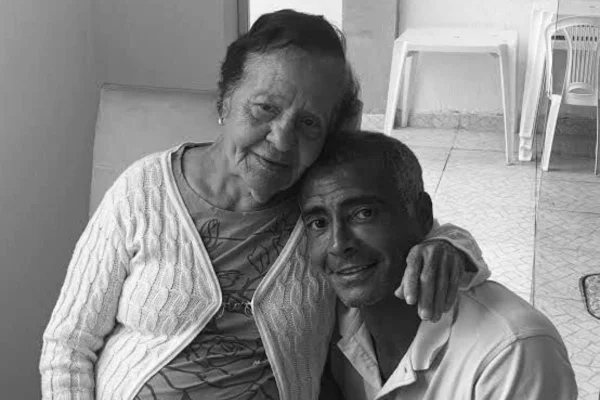 Imagem colorida de Dona Lita e Romário - Metrópoles
