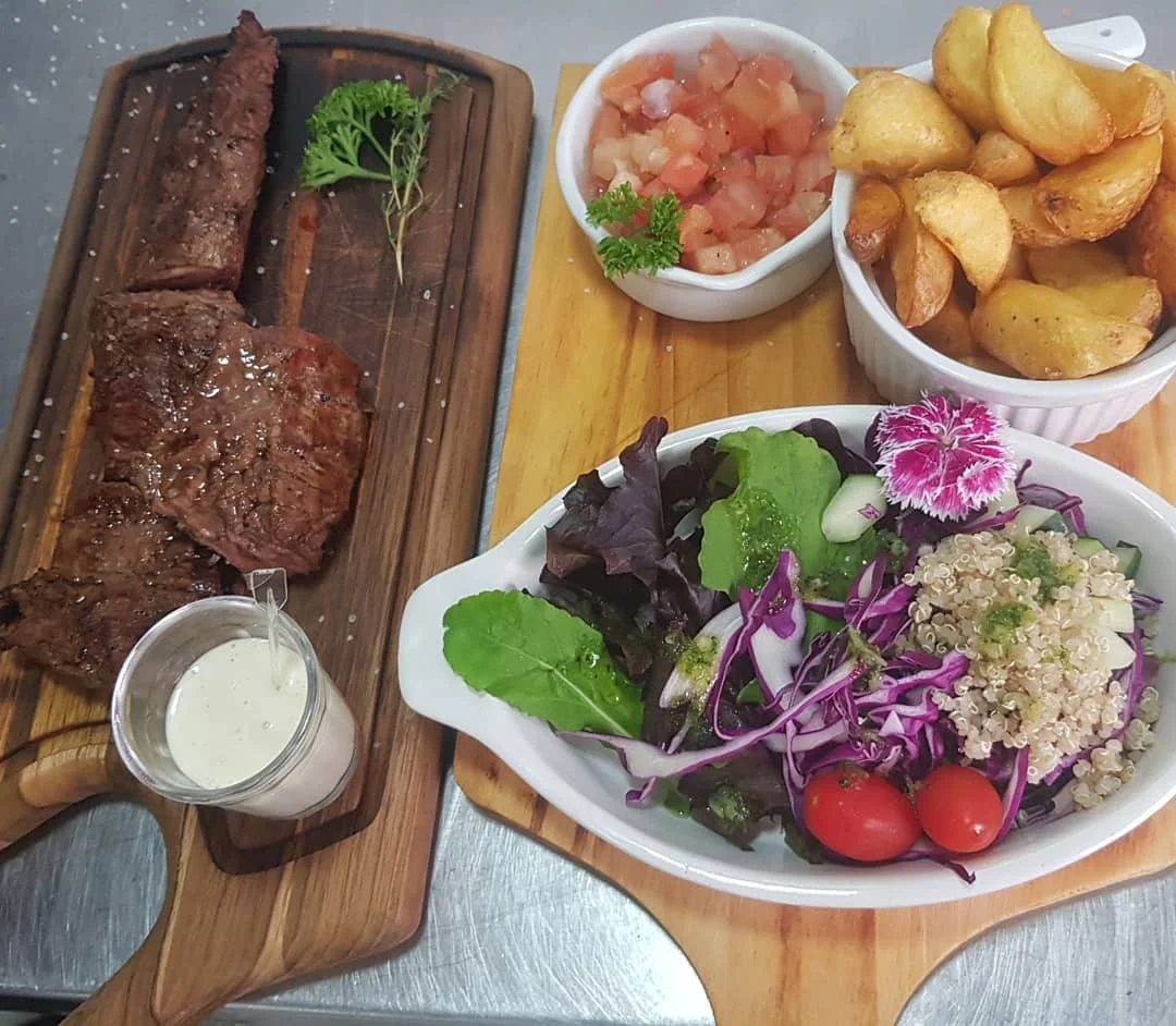 Carne com acompanhamentos do Teró Cocina Carne com acompanhamentos do Teró Cocina