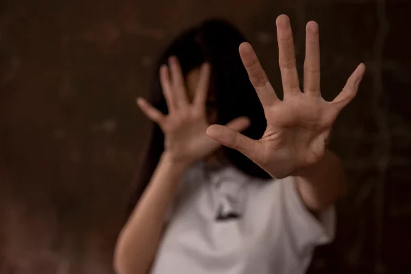 Imagem colorida de mulher sofrendo agressão - Metrópoles