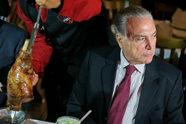 Temer almoça com ministros e relator do parecer contra denúncia na CCJ