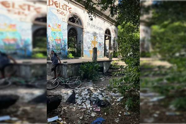 Imagem colorida mostra casarão abandonado em que irmãs vendidas pela mãe eram submetidas a prostituição - Metrópoles