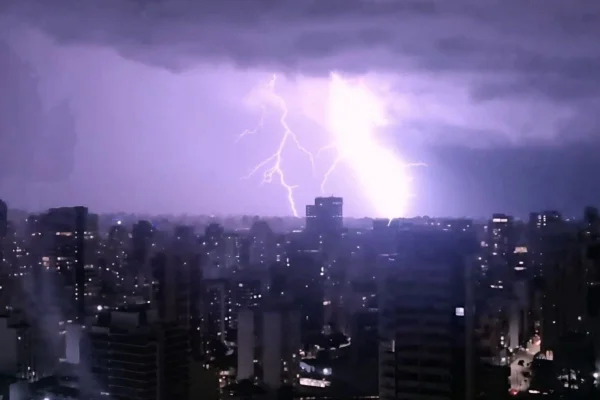Imagem colorida mostra chuva com granizo e alagamentos em SP. Metrópoles