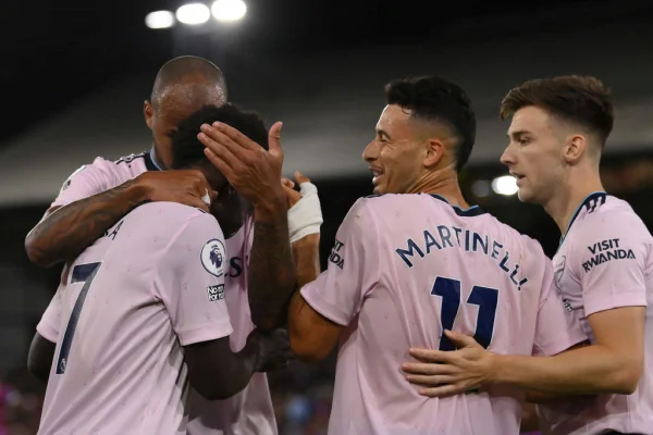 Brasileiro marca e Arsenal estreia na Premier League com vitória