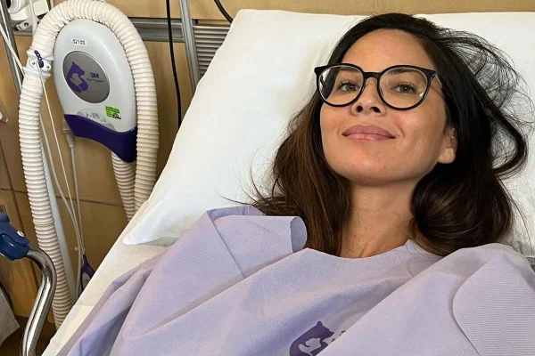 foto colorida de mulher deitada em cama de hospital - metrópoles