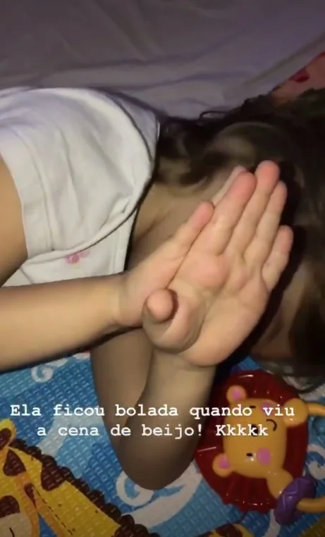 A garotinha tem 4 anos A garotinha tem 4 anos