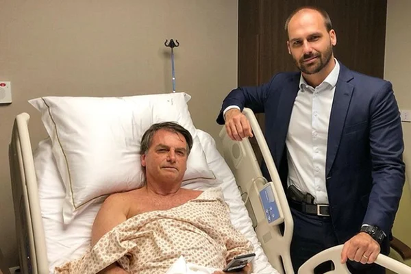 No hospital, Eduardo Bolsonaro aparece armado ao lado do pai