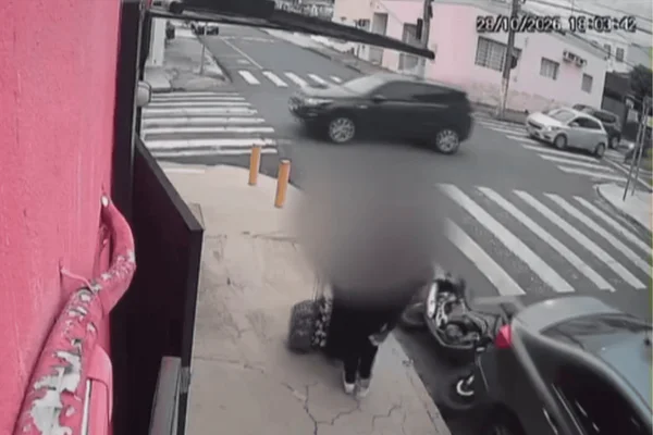 Motociclista bate em carro e quase atinge mulheres e bebês em SP