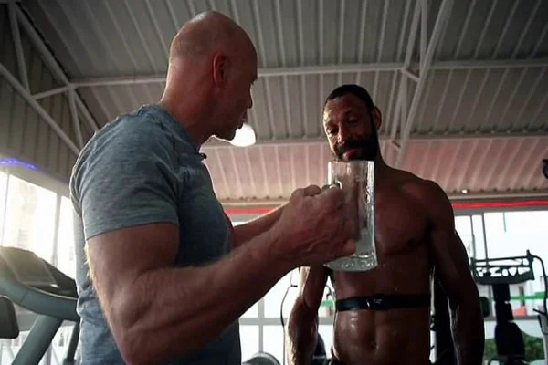 Boxeador pede que treinador beba seu suor