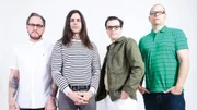 Surgido em Los Angeles, em 1992, o <b>Weezer</b> faz um rock com melodias cativantes, que resultaram em diversos hits e uma legião de fãs apaixonados pelo mundo. Não à toa, o grupo já vendeu mais de 25 milhões de álbuns, no embalo de canções como Undone – The Sweater Song, Buddy Holly, Say It Ain't So, Hash Pipe e Island in the Sun. Além disso, a banda já conquistou premiações importantes, como o Grammy, o MTV Video Music Awards e o Billboard Music Awards. O conjunto é geralmente definido como sendo de rock alternativo com power pop, e tem como influências nomes como Kiss, Nirvana, Beach Boys, Pixies, Sonic Youth, Wax e Oasis. Uma combinação que explica a bela sonoridade do Weezer, certamente um dos shows mais aguardados desta edição do Rock in Rio. Desde 1994, a banda lançou 14 álbuns de estúdio, sendo que em 2019 saíram dois. Isso que é produtividade! Surgido em Los Angeles, em 1992, o <b>Weezer</b> faz um rock com melodias cativantes, que resultaram em diversos hits e uma legião de fãs apaixonados pelo mundo. Não à toa, o grupo já vendeu mais de 25 milhões de álbuns, no embalo de canções como Undone – The Sweater Song, Buddy Holly, Say It Ain't So, Hash Pipe e Island in the Sun. Além disso, a banda já conquistou premiações importantes, como o Grammy, o MTV Video Music Awards e o Billboard Music Awards. O conjunto é geralmente definido como sendo de rock alternativo com power pop, e tem como influências nomes como Kiss, Nirvana, Beach Boys, Pixies, Sonic Youth, Wax e Oasis. Uma combinação que explica a bela sonoridade do Weezer, certamente um dos shows mais aguardados desta edição do Rock in Rio. Desde 1994, a banda lançou 14 álbuns de estúdio, sendo que em 2019 saíram dois. Isso que é produtividade!