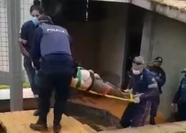 homem sendo socorrido