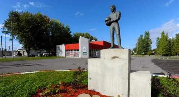 Foto colorida da estátua de Gilles Villeneuve, ex-piloto de F1