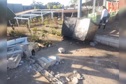 Pedaços de concreto ficaram espalhados pela calçada