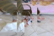 A mulher ainda agrediu, roubou e até ameaçou a vítima com fotos íntimas A mulher ainda agrediu, roubou e até ameaçou a vítima com fotos íntimas