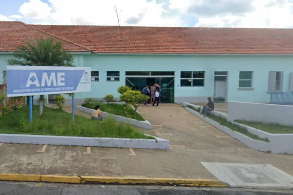 Fachada azul do ambulatório da cidade de Conchas, no interior de SP - Metrópoles