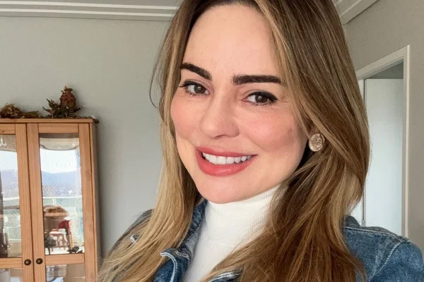 Rachel Sheherazade posa de jaqueta e blusa branca - Metrópoles