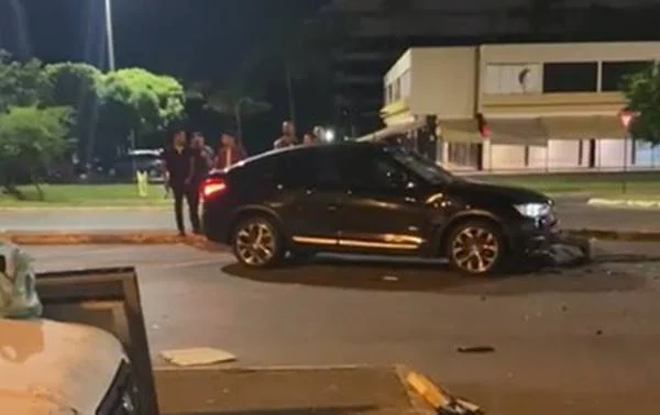 BMW preta parada em estacionamento no Sudoeste - Metrópoles