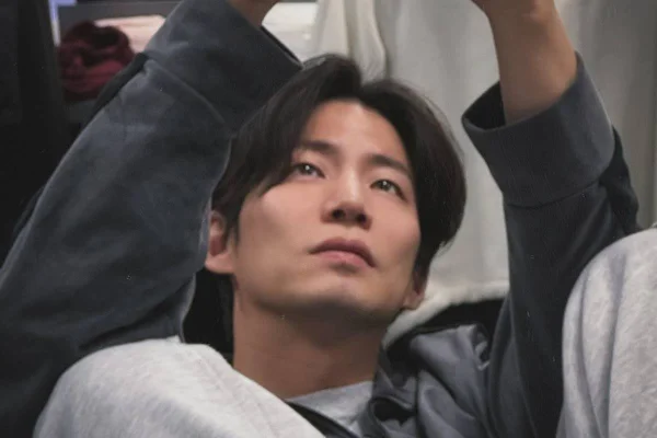 Imagem colorida do Ator Song Jae Rim tirando foto em espelho, com celular de capinha rosa - Metrópoles