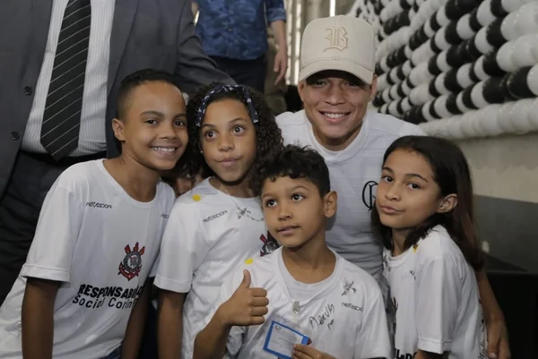 Jogador do Corinthians diz que fase melhorou após morar com a avó