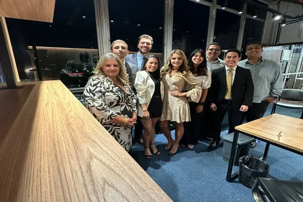 Vereadora Amanda Vettorazzo (União) posa com equipe no gabinete que era de Marlon Luz (MDB)