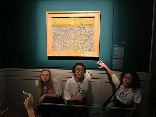 Ativistas jogam sopa em quadro de van Gogh