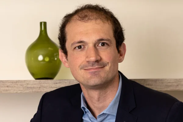 Imagem mostra o médico Bruno Halpern, que é um homem branco que está de terno e camisa azul - Metrópoles