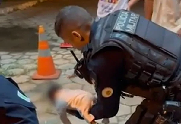 Policiais salvam bebê recém-nascida