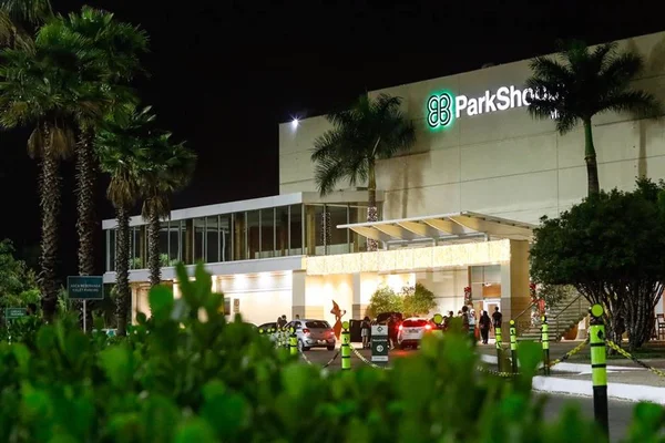 Prédio de shopping com árvores e palmeiras