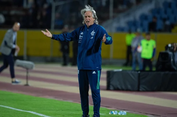 Jorge Jesus à beira do campo