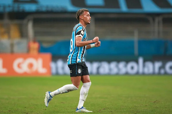Grêmio faz 5 no lanterna Coritiba e assume vice-liderança do Brasileirão