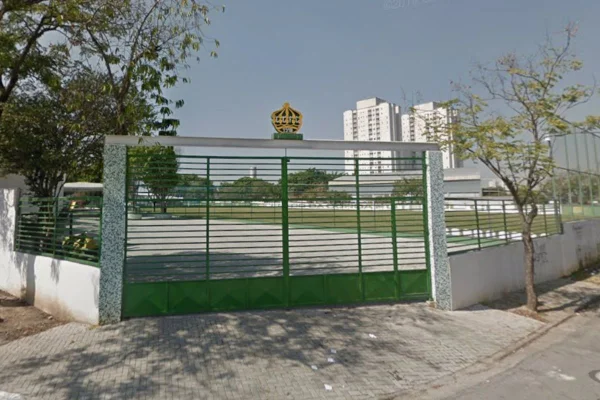 Imagem colorida mostra fachada do clube Centro da Coroa, localizado em área contaminada com metano. Metrópoles