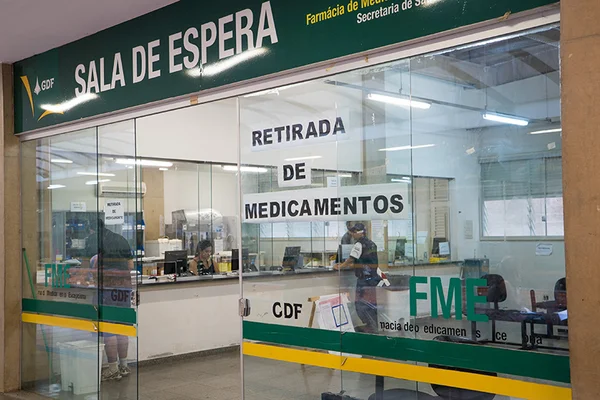 Depois de dizer que atendimento nas farmácias de alto custo seria por ordem alfabética, secretário de Saúde volta atrás