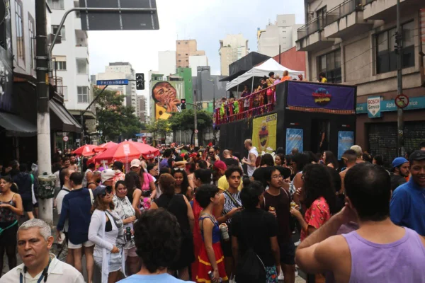Desfile do bloco Desculpa Qualquer Coisa na Rua Augusta, região central de São Paulo