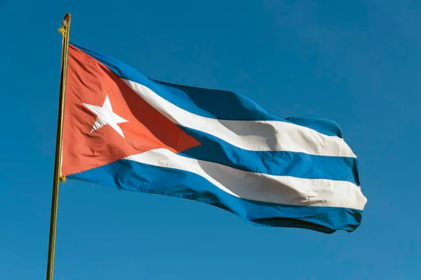 Imagem colorida mostra bandeira de Cuba - Metrópoles
