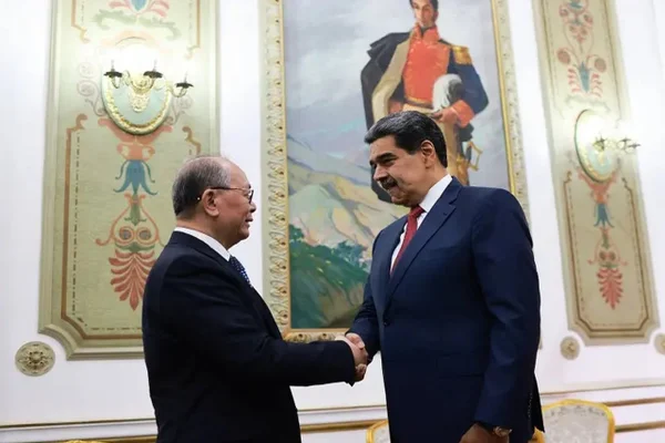 Imagem colorida mostra Maduro e enviado especial da China - Metrópoles