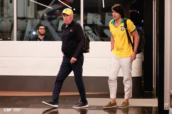 Foto colorida de Carlo Ancelotti chega ao Rio de Janeiro - Metrópoles