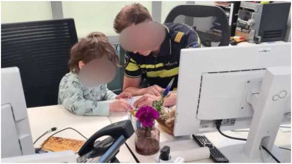 Foto colorida de menino que roubou o carro da mãe na delegacia
