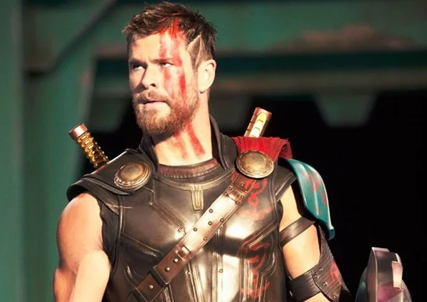 Astro de Thor convida vítima de ataque terrorista para estreia de filme