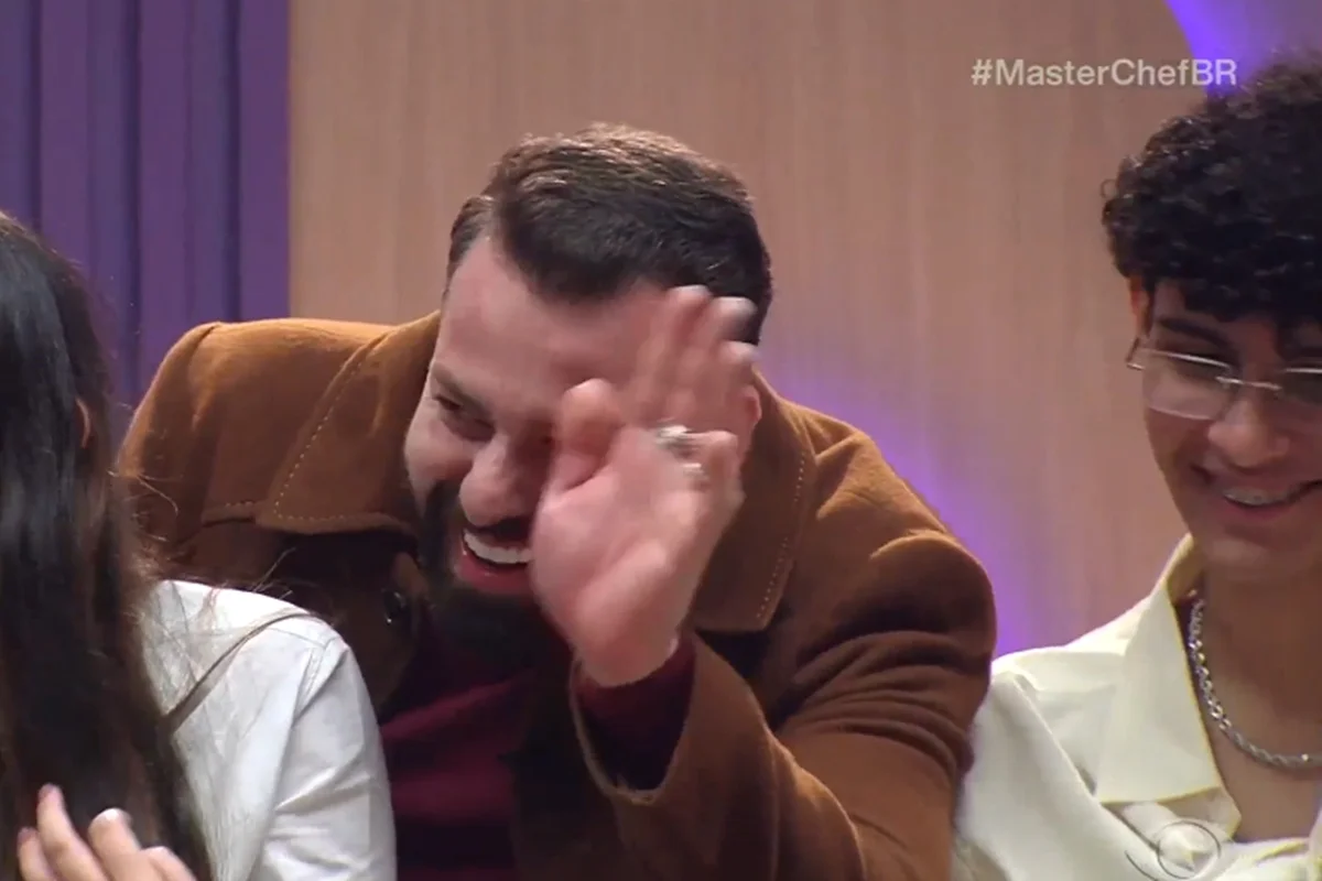 Lucas Constantini no MasterChef Confeitaria acenando a mão para o chef - Metrópoles