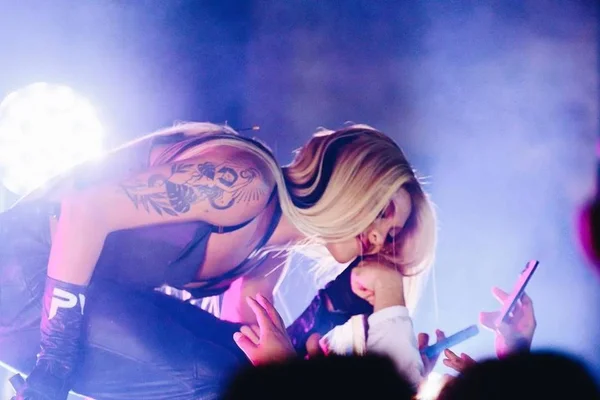 Pabllo Vittar enconsta na mão de fã durante o Coachella
