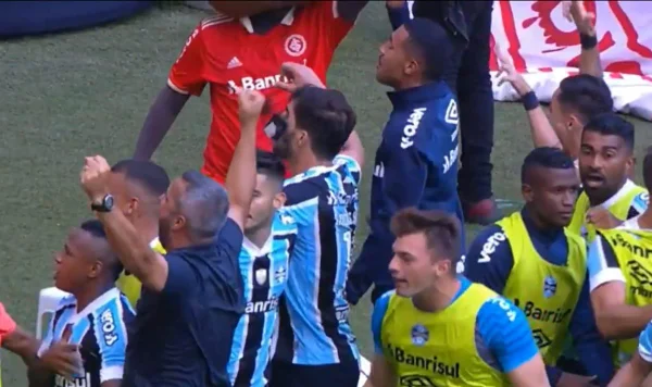 Lucas Silva é atingido por celular no rosto durante Grenal